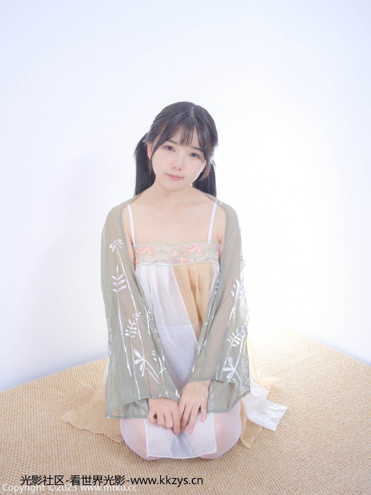 森萝财团 晴涩-16E 4K 双马尾白丝汉服无内 [78P1V-6.13GB]-光影社区