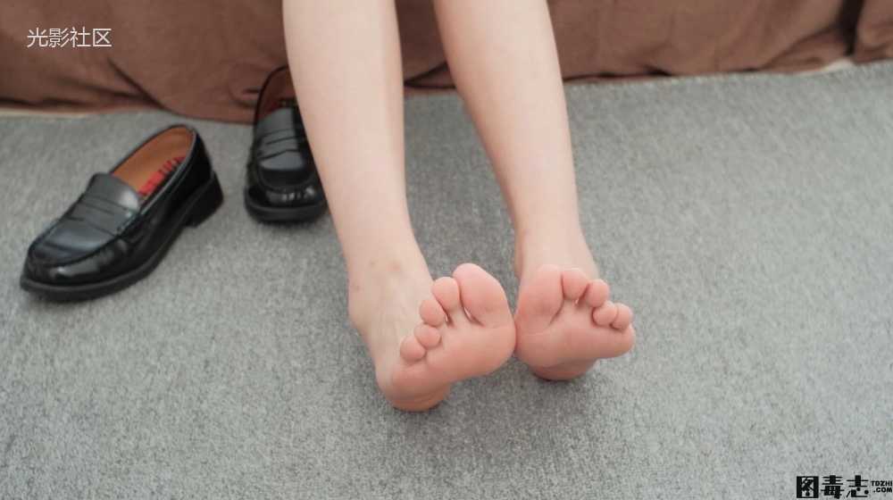 [森萝财团] 有料019 吸吸 白丝少女的百褶裙视频版-光影社区