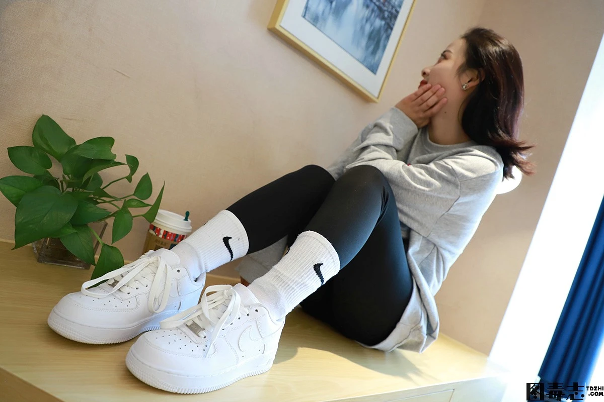 [誉铭传媒] 袜足摄影 2022第6期作品-光影社区