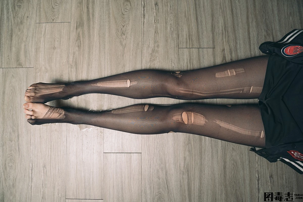 [Limerence原创] No.008 性感妹子近距离撕扯黑丝袜-光影社区