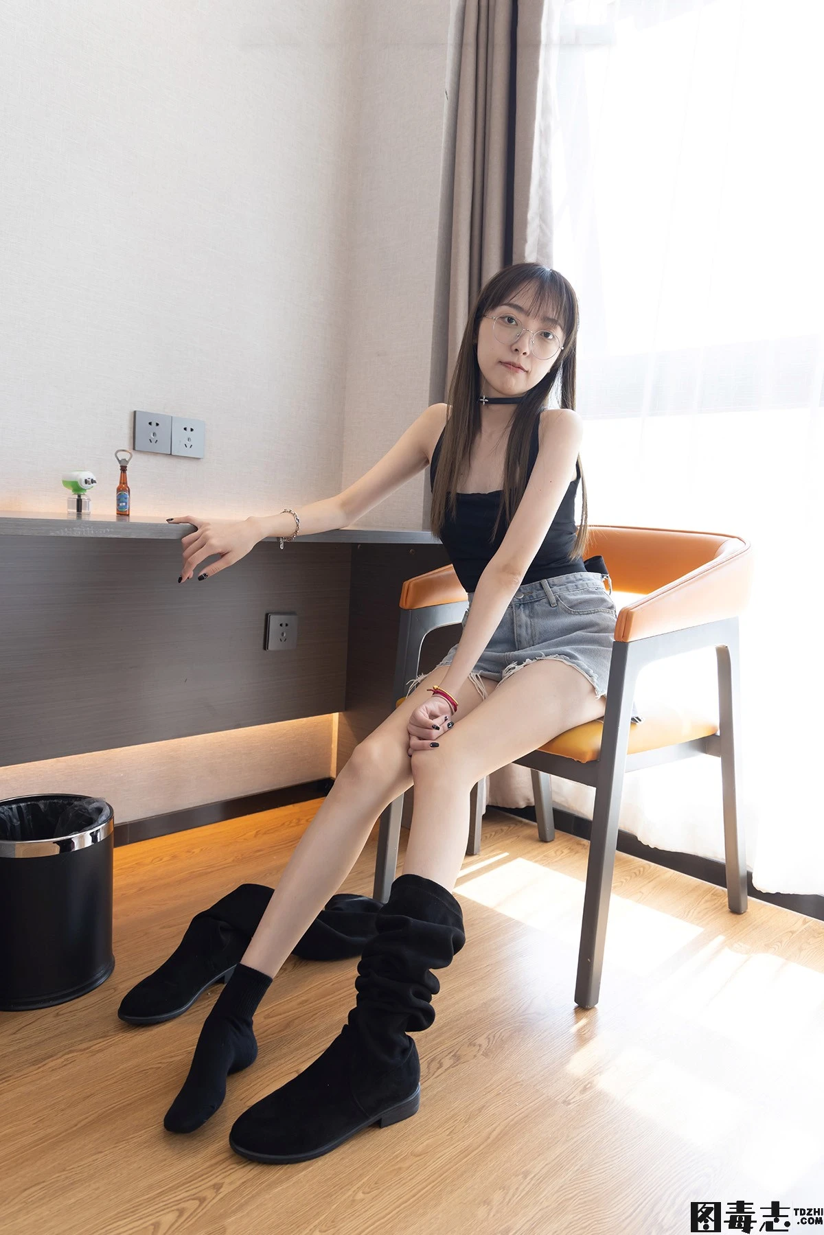 [BoBoSocks袜啵啵] No.291 稚予-长靴、板鞋、白棉袜、黑棉袜、裸足-光影社区