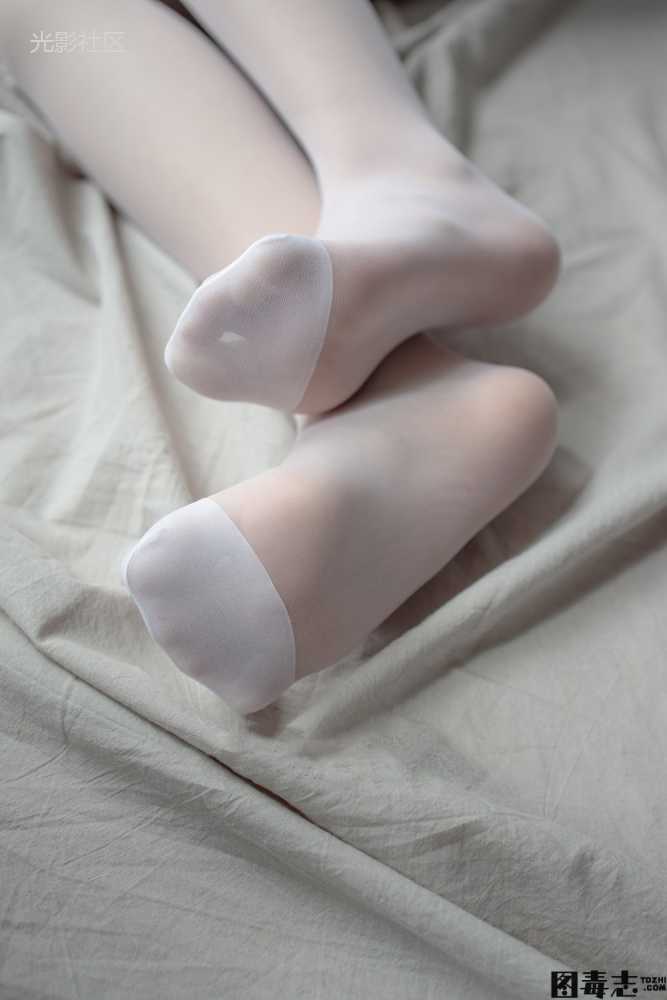 [森萝财团] X-062 薄白丝露背毛衣-光影社区