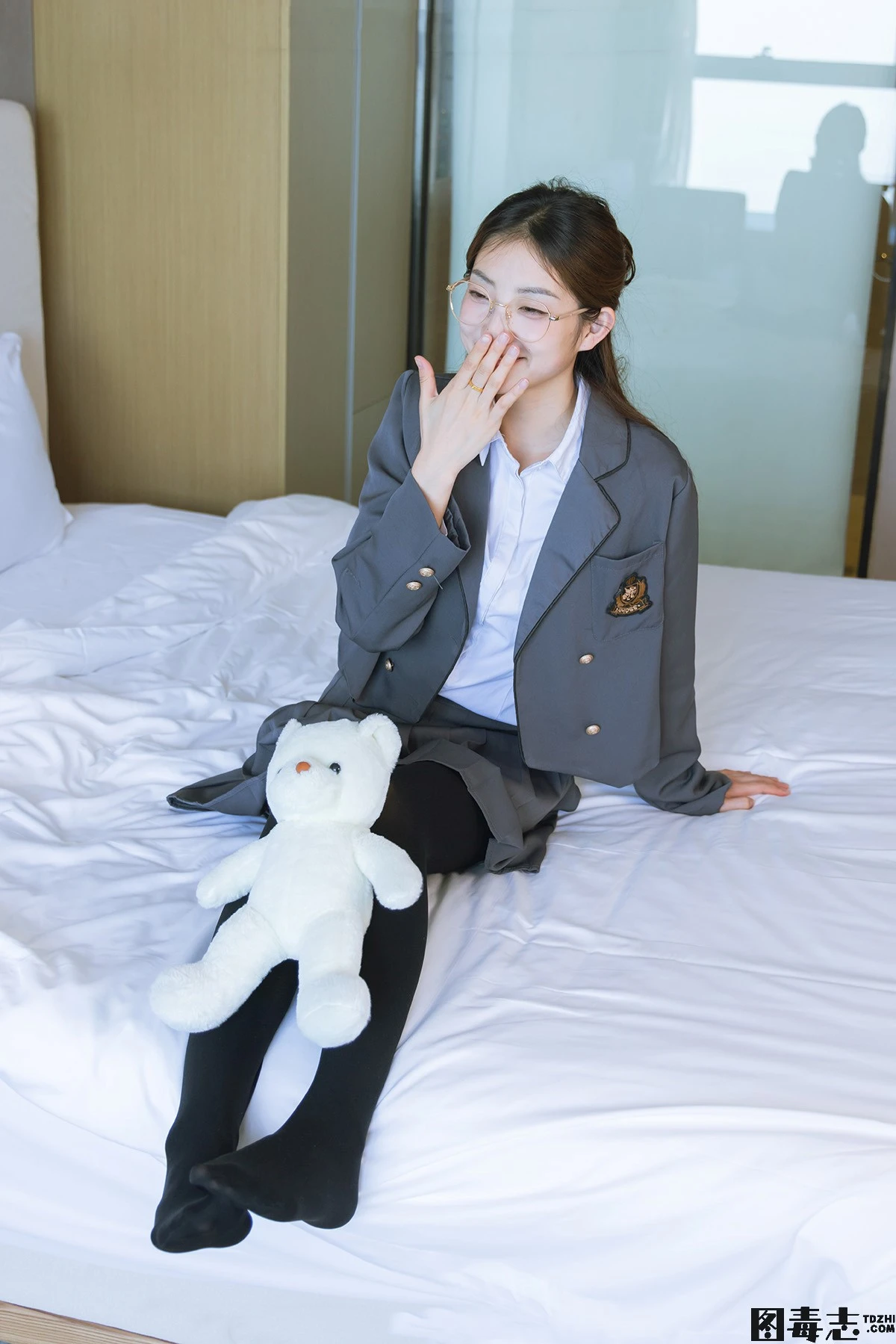 [BoBoSocks袜啵啵] No.315 小沫-平底鞋、厚黑丝、模特穿鞋及丝袜踩玩偶小熊剧情-光影社区