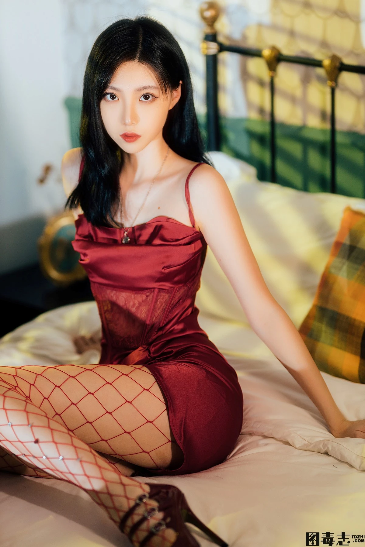 [许岚LAN(叁月life)] 网袜红裙-光影社区