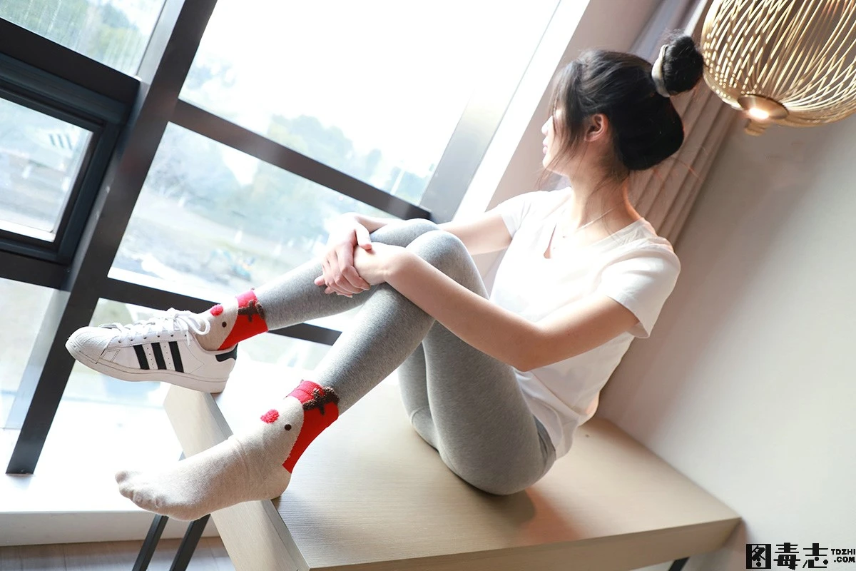 [誉铭传媒] 袜足摄影 2022第5期作品-光影社区