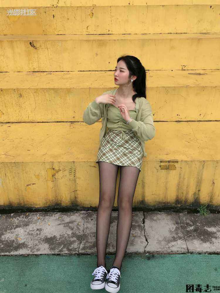 [最爱帆布鞋] 001 操场黑丝短裙妹-光影社区