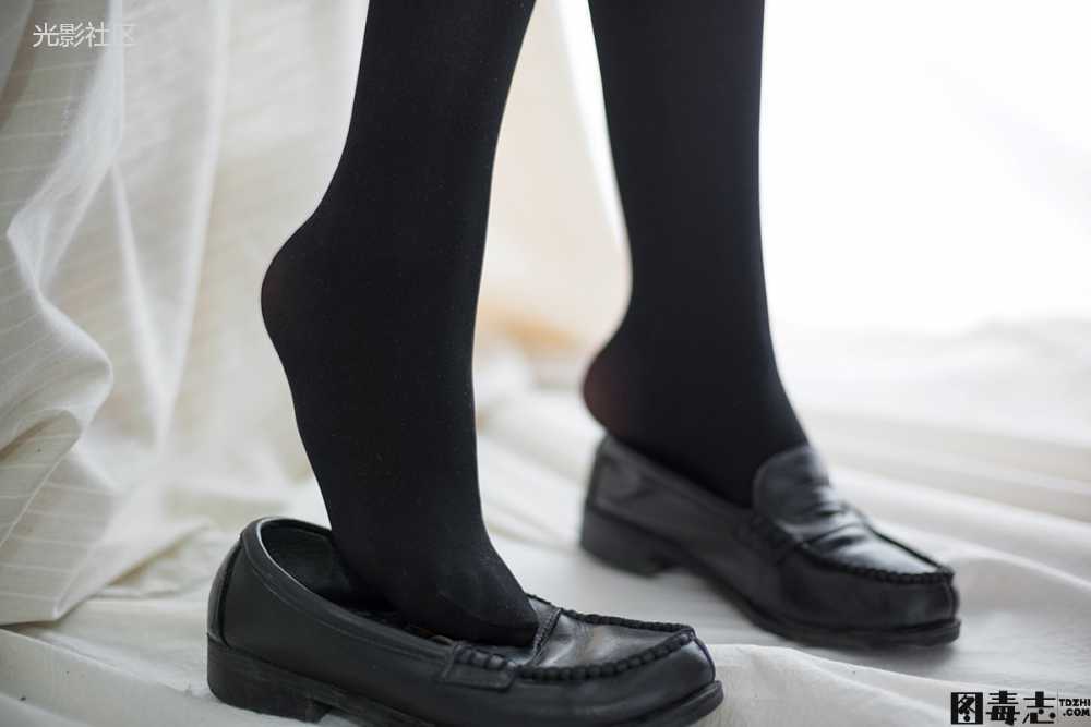 [森萝财团] R15-008 玩手机的黑丝妹妹-光影社区