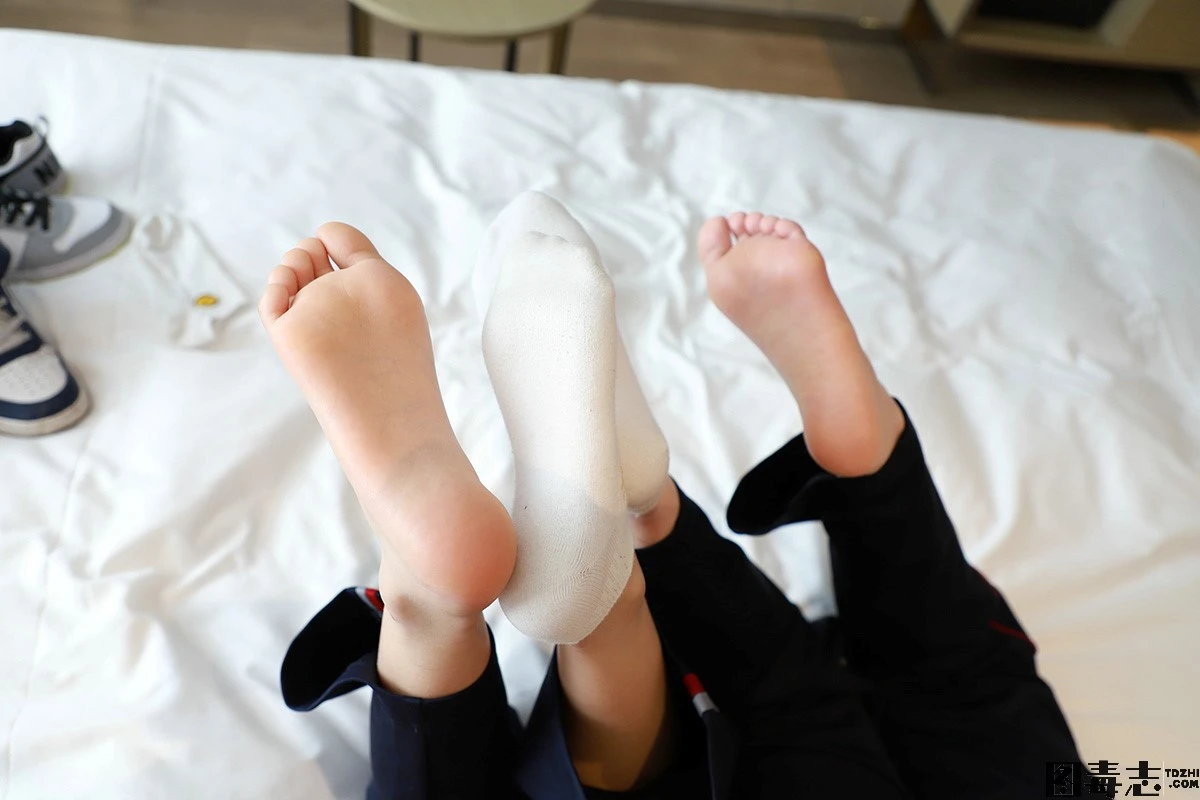 [誉铭传媒] 袜足摄影 2022第17期作品-光影社区