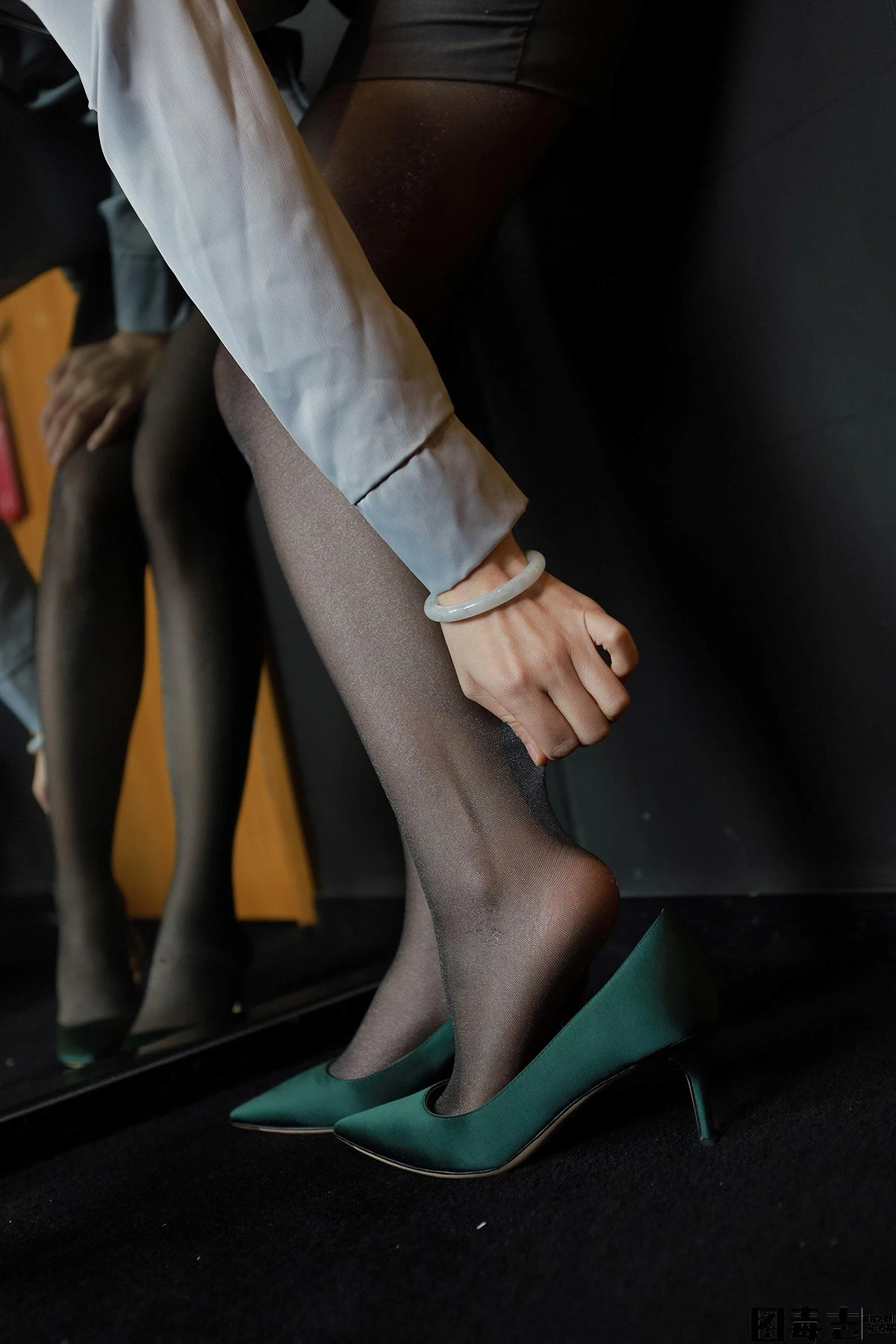 [IESS异思趣向] 模特：小婕《灰裙亮丝》-光影社区