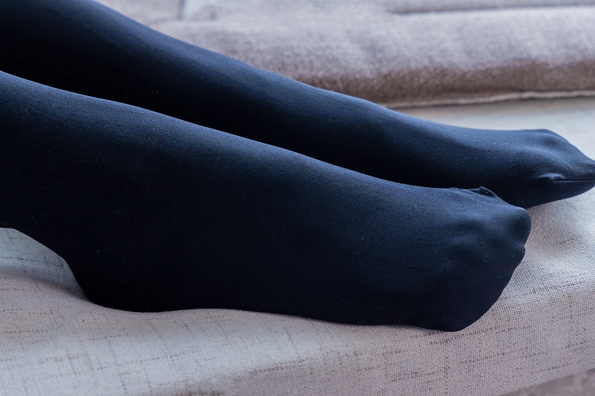 [BoBoSocks袜啵啵] No.390 甜甜圈-板鞋、厚黑丝大腿袜、厚白丝大腿袜-光影社区