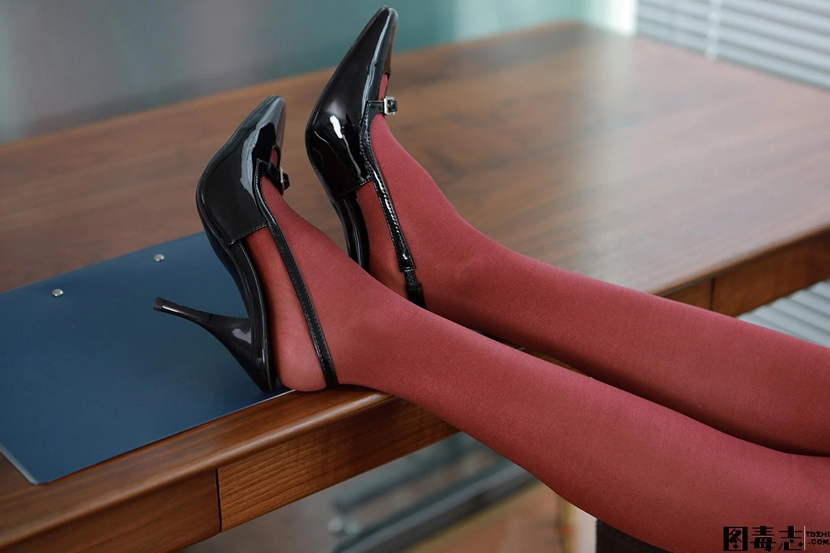 [IESS异思趣向] 模特：美子《半筒红与黑》-光影社区