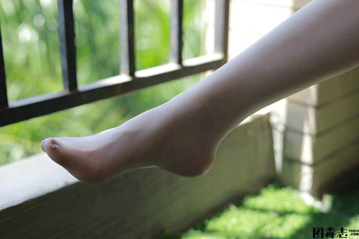 [IESS异思趣向] 模特：小七《一字肩短裙》-光影社区