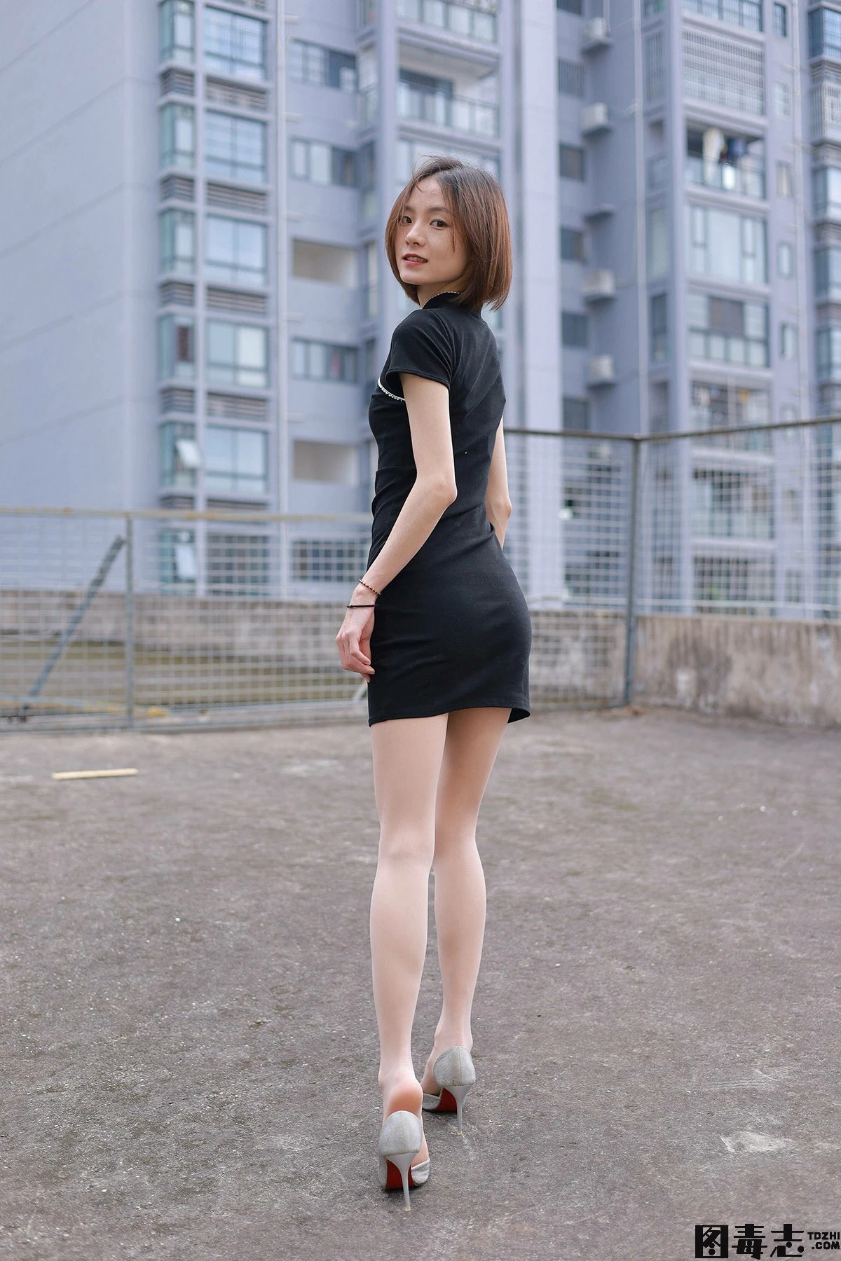 [IESS异思趣向] 模特：小六《黑色旗袍肉色丝》-光影社区