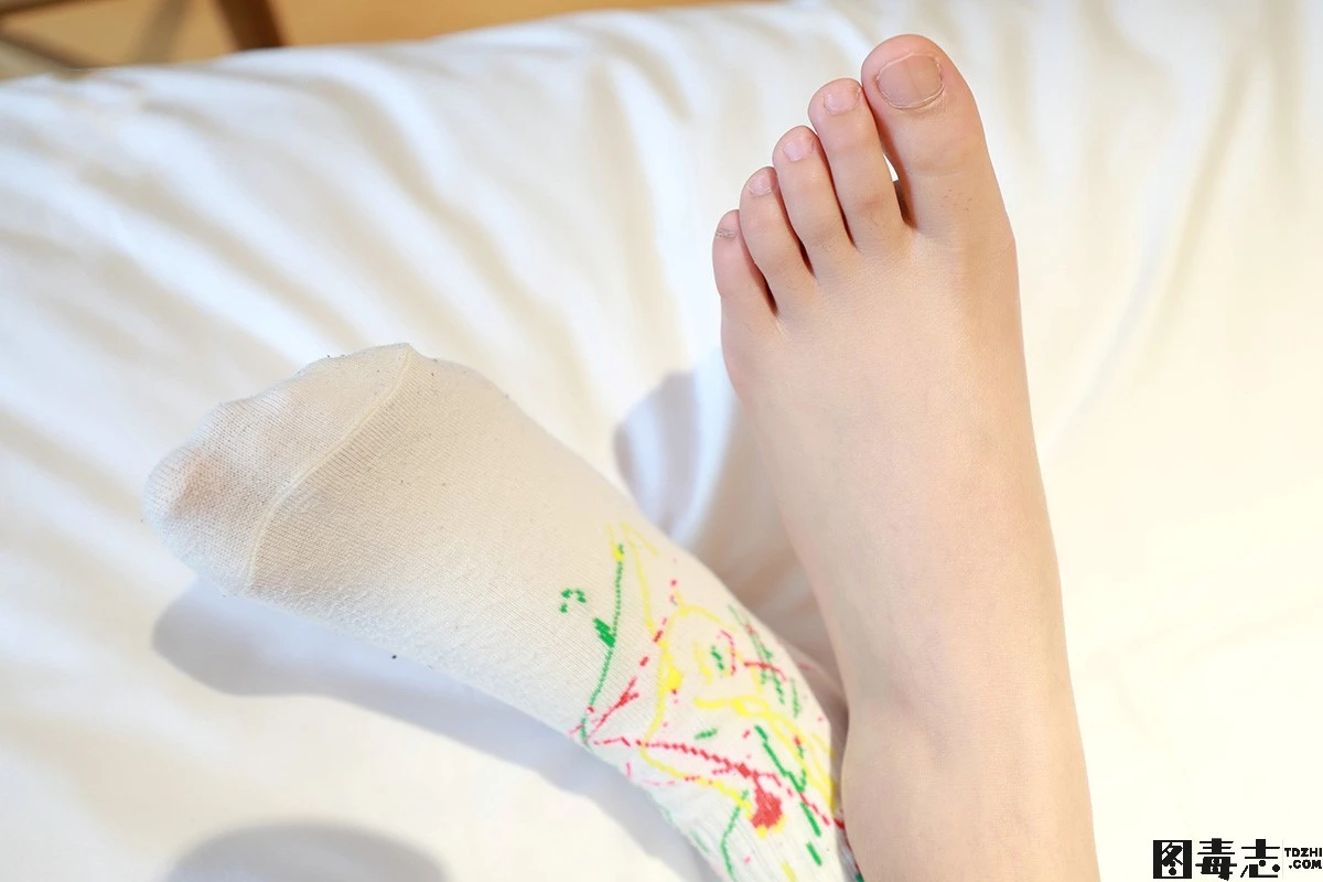 [誉铭传媒] 袜足摄影 2022第21期作品-光影社区