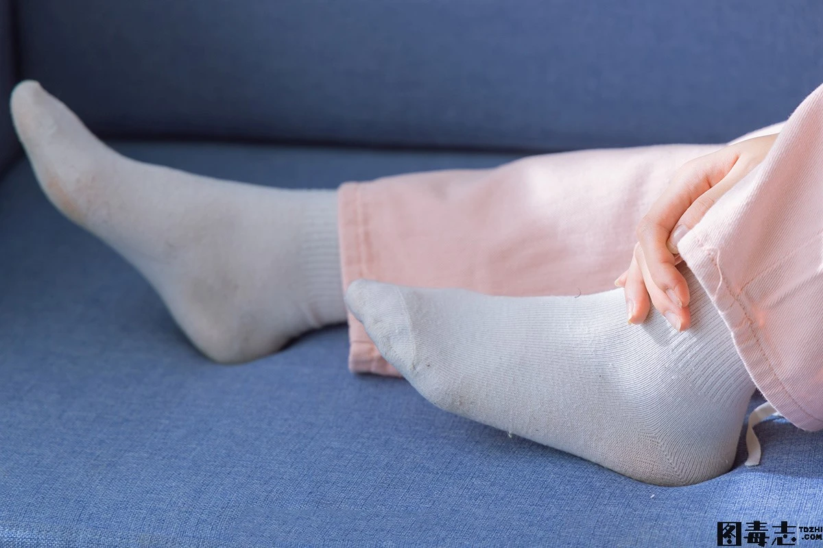 [BoBoSocks袜啵啵] No.141 周周-运动鞋、白棉袜、裸足-光影社区