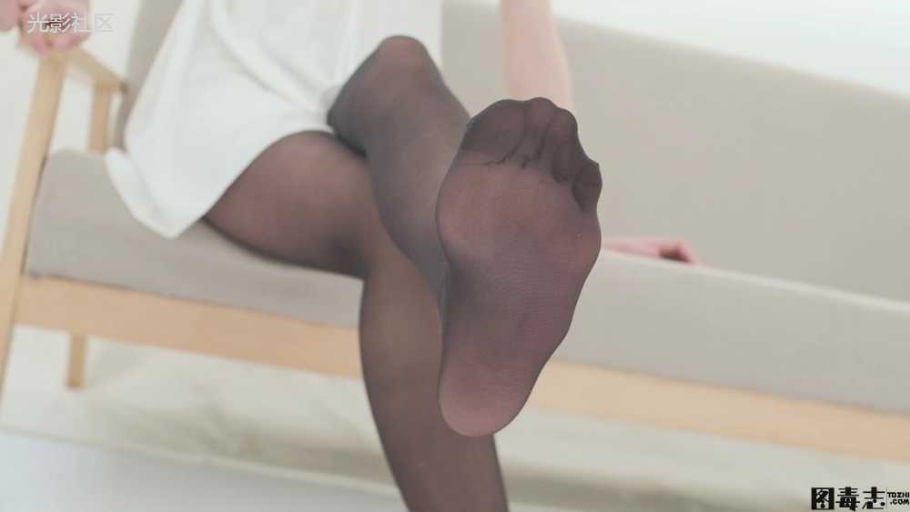 [森萝财团] 無料003 吸吸 沙发上的性感13D黑丝-光影社区