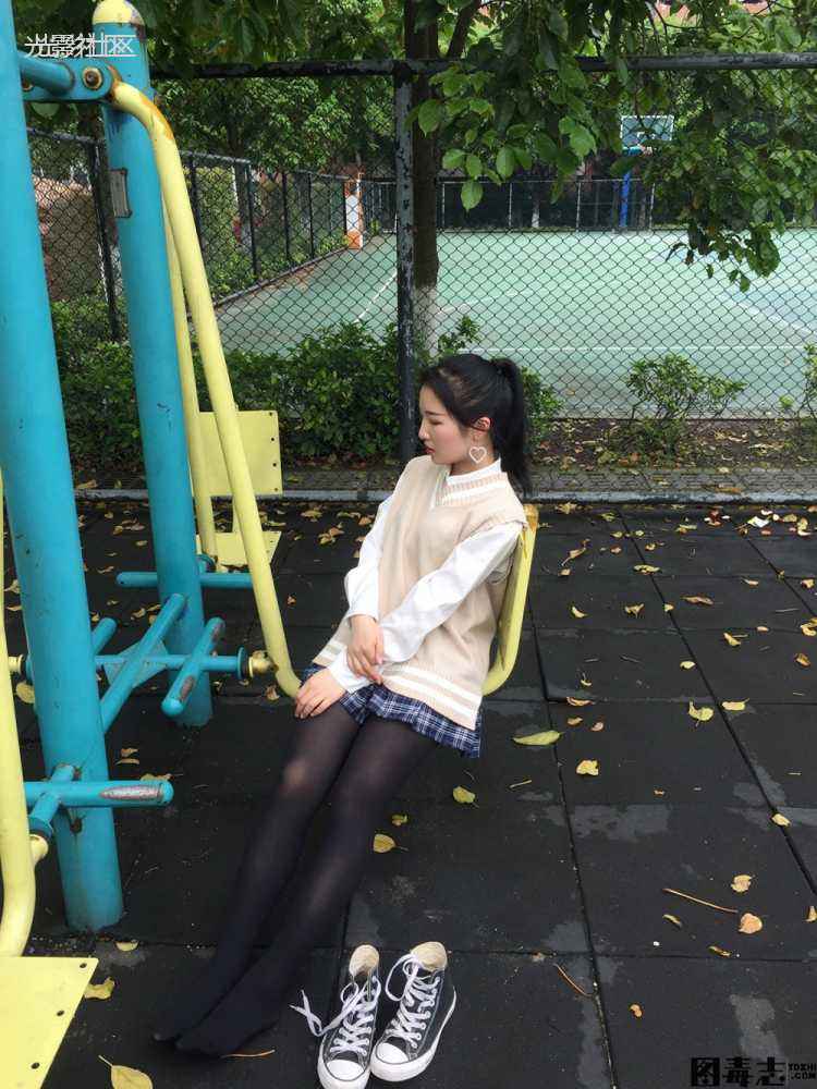 [最爱帆布鞋] 002 爱运动的黑丝妹-光影社区