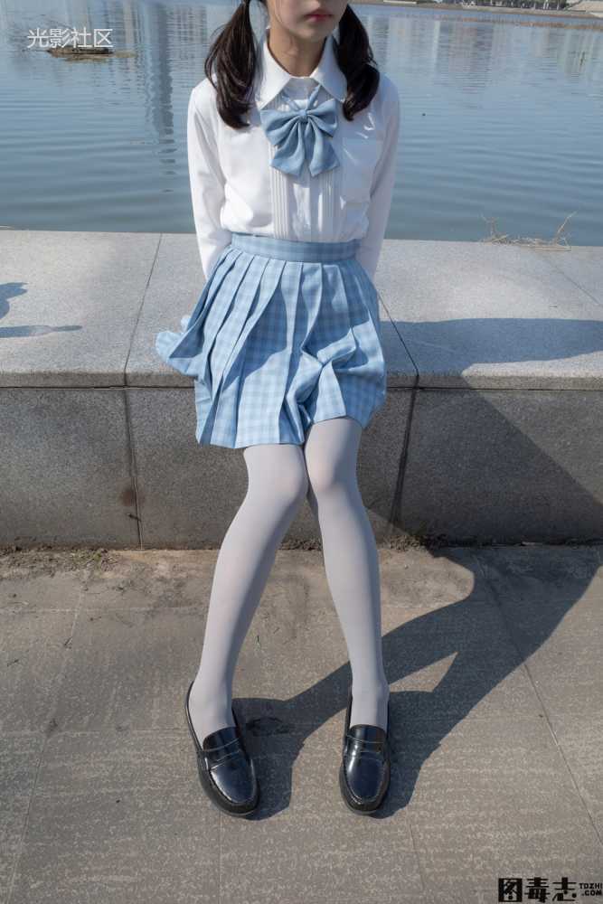 [森萝财团] 有料030 小香 户外公园里的JK制服灰丝美腿-光影社区