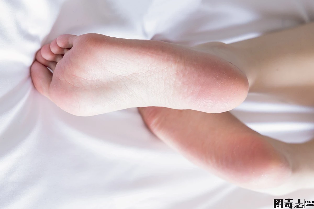 [BoBoSocks袜啵啵] No.275小甜豆-高跟鞋、板鞋、单腿黑丝、单腿白棉袜、裸足-光影社区