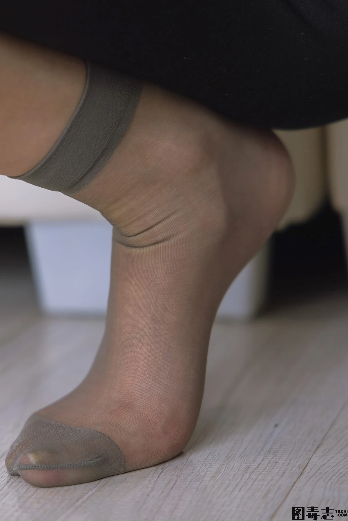 [BoBoSocks袜啵啵] No.245 小甜豆-高跟鞋、短灰丝、半蹲镜头较多-光影社区