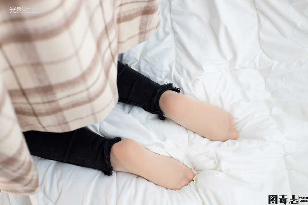 [森萝财团] 爱花写真 ALPHA-018 初冬肉丝妹妹泡脚-光影社区