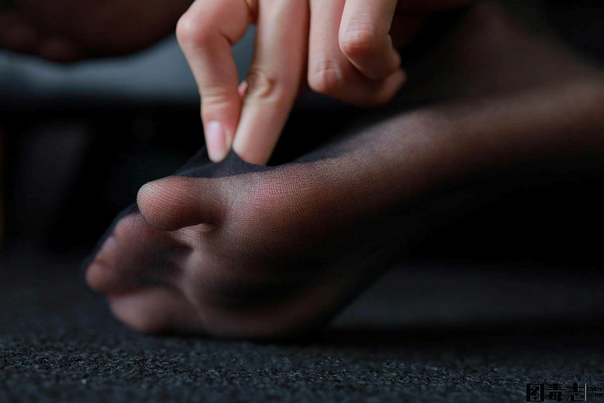 [IESS异思趣向] 模特：羽西《沙发上的黑丝》-光影社区