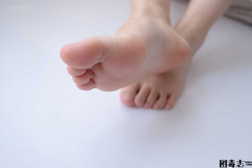 [森萝财团] 爱花写真 ALPHA-013 白丝女孩玩美足-光影社区