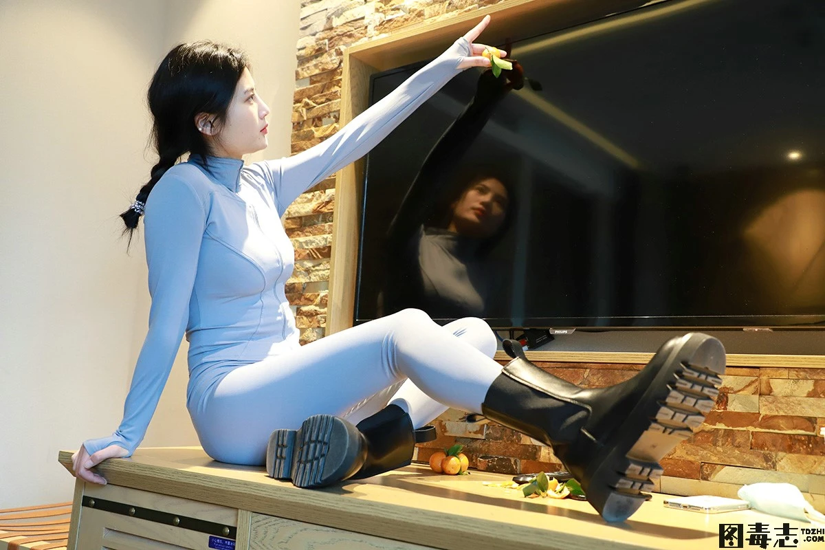 [誉铭传媒] 袜足摄影 2022第11期作品-光影社区