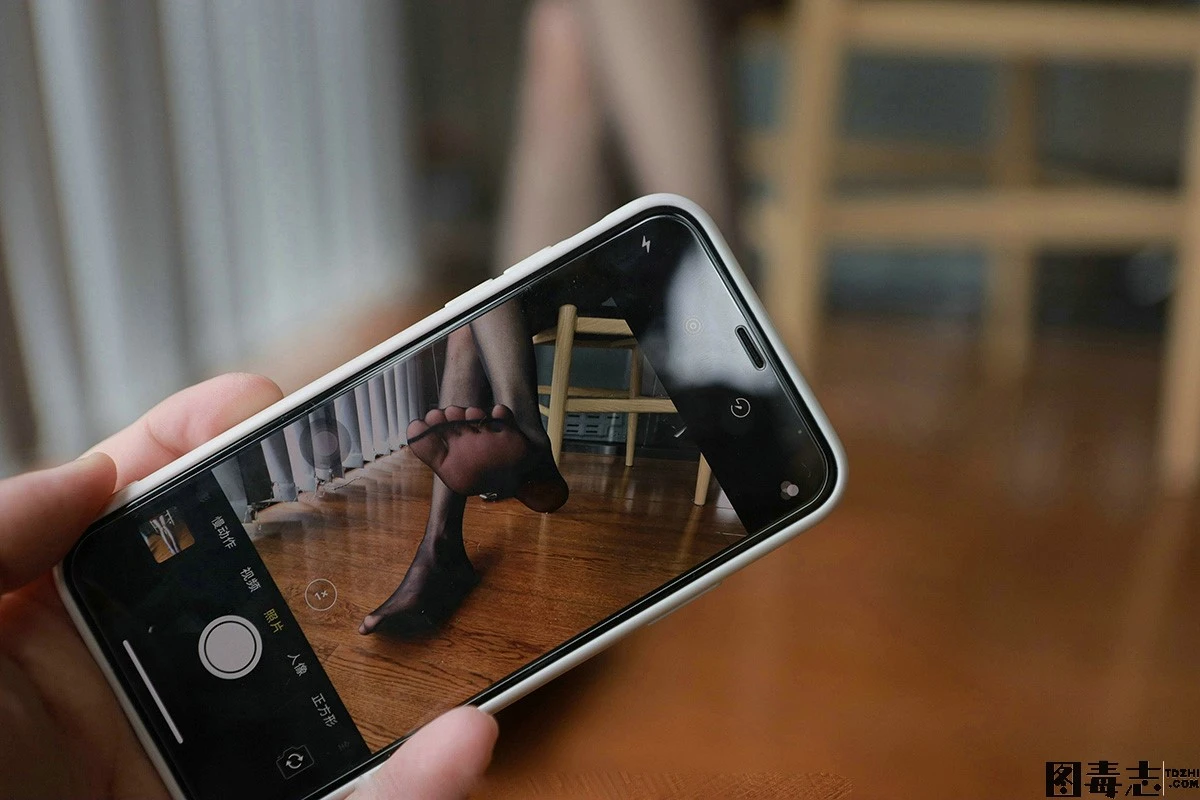 [IESS异思趣向] 模特：小六《红裙嘿丝自拍》-光影社区