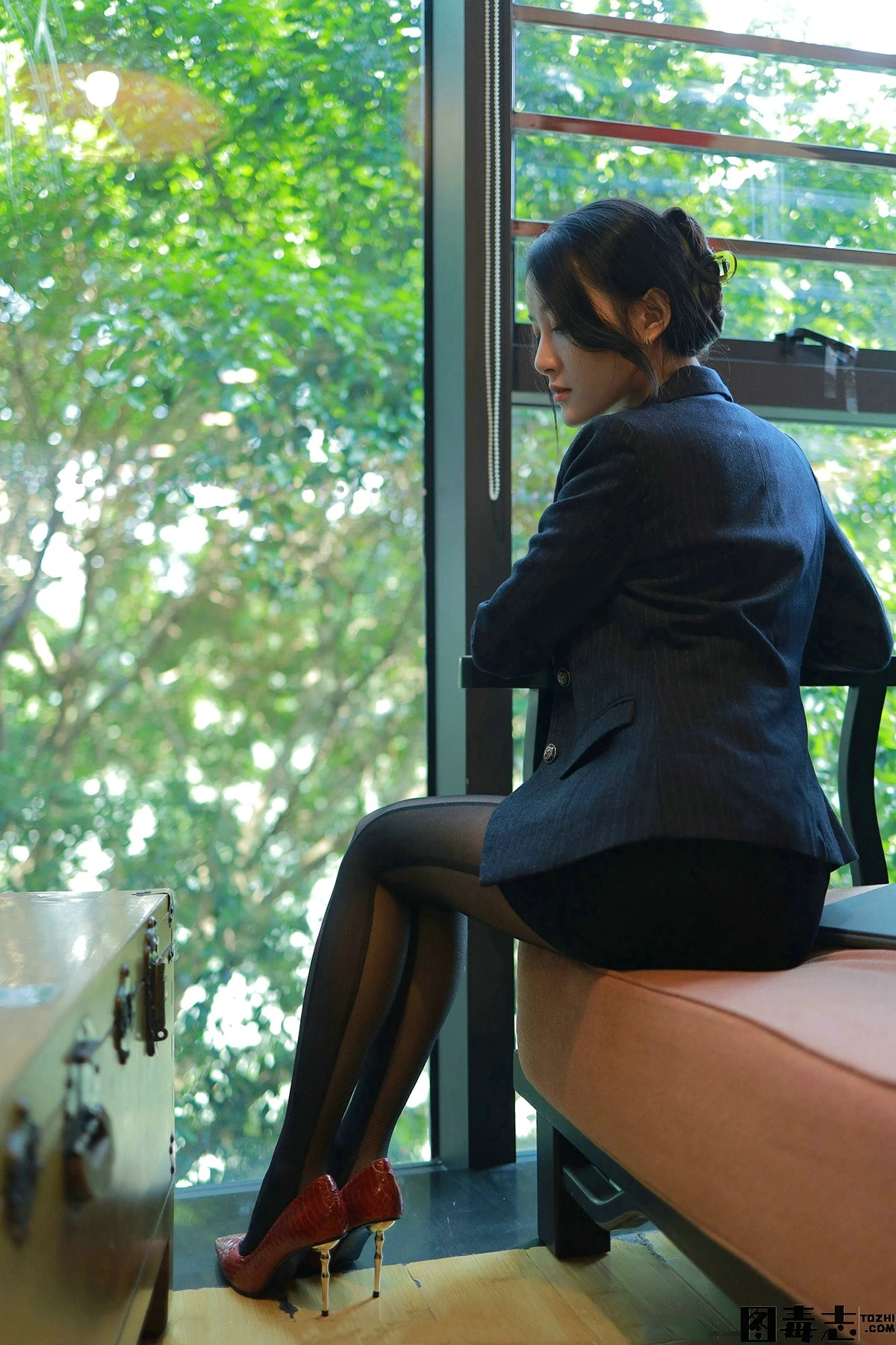 [IESS异思趣向] 模特：婉萍《OL黑丝御姐》-光影社区