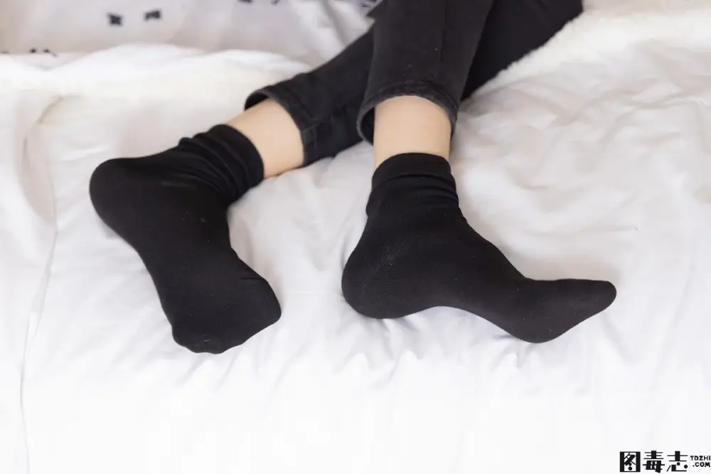 [BoBoSocks袜啵啵] No.055 稚予-斯凯奇运动鞋、白棉袜、黑棉袜-光影社区